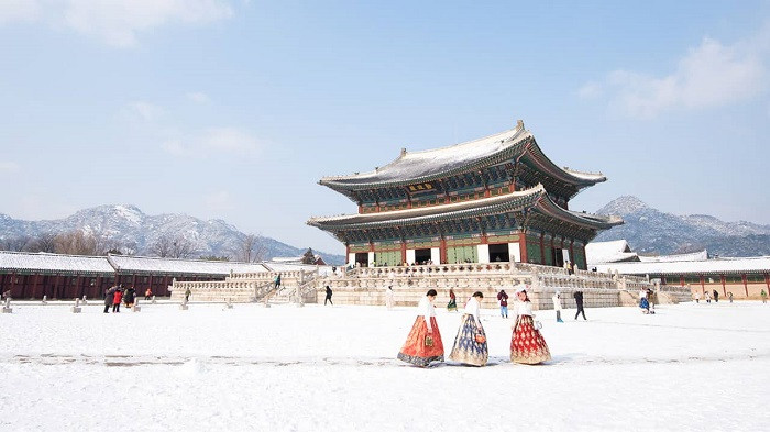 cung điện gyeongbokgung khi tuyết rơi