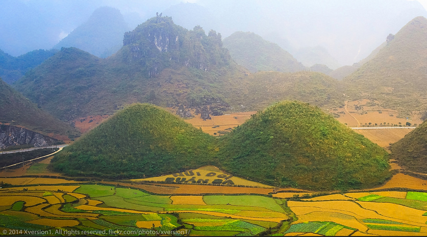 Núi đôi Quản Bạ là một trong những địa điểm du lịch đẹp nhất ở Việt Nam, nơi bạn có thể tận hưởng cảnh quan tuyệt đẹp và khung cảnh đầy màu sắc. Bức ảnh liên quan đến địa điểm này sẽ khiến bạn muốn đặt chân đến nơi đây và trải nghiệm những cảm giác khó quên.