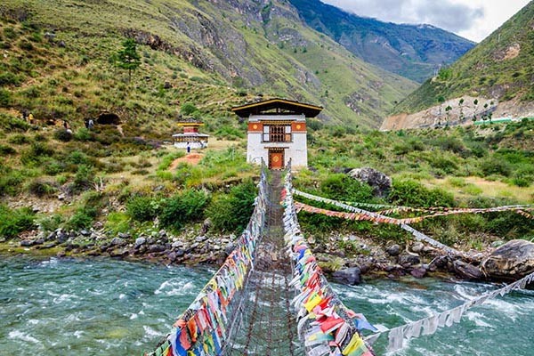 Bhutan là nơi tốt nhất để tránh xa nhịp sống nhanh, chậm lại và thưởng thức các giá trị đích thực. Với cảnh quan thiên nhiên tuyệt đẹp và nền văn hóa độc đáo, Bhutan được coi là địa điểm du lịch lý tưởng để tránh xa sự ồn ào của thế giới hiện đại. Hãy tìm hiểu thêm về vùng đất xanh tinh khiết này với hình ảnh được liên kết tại đây!