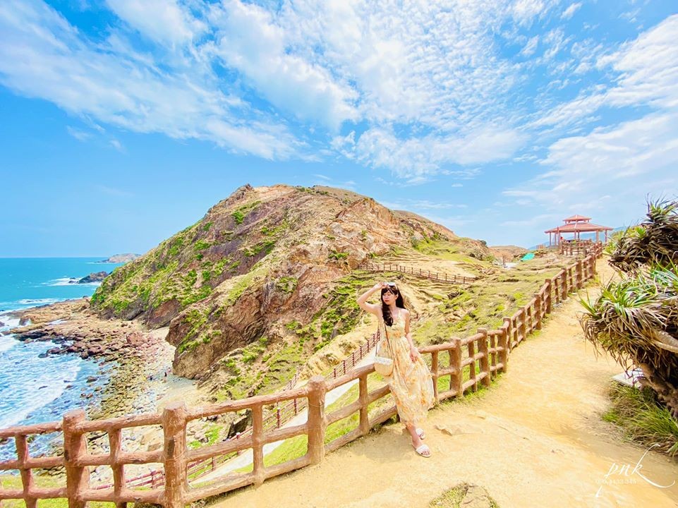 Bãi tắm Kỳ Co Quy Nhơn là một trong những bãi tắm đẹp nhất tại Việt Nam với nước biển trong xanh và cát trắng. Đi du lịch tại Quy Nhơn bạn không nên bỏ qua bãi tắm Kỳ Co. Hãy xem bức ảnh để cảm nhận được vẻ đẹp của bãi tắm này.