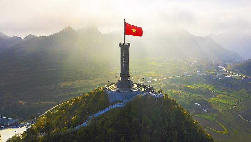 Cột cờ Lũng Cú đã trở thành điểm tham quan nổi tiếng tại Việt Nam. Nó đại diện cho sự cứng cỏi và sức mạnh của quân và dân ta trong cuộc chiến tranh. Tất cả những ai đã từng đặt chân đến đây đều không quên được cảm giác xúc động, đầy mê hoặc khi ngắm nhìn cột cờ Việt Nam hiên ngang trên đỉnh núi.