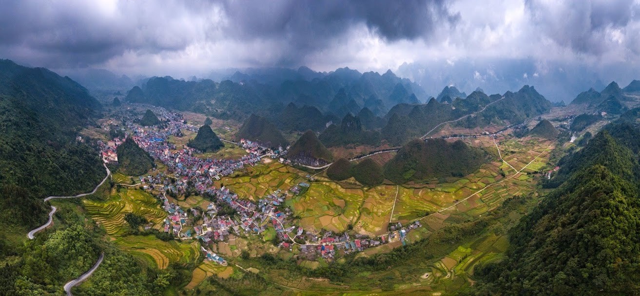 Núi Đôi Quản Bạ - Thiên nhiên: Thiên nhiên luôn là điểm nhấn phong phú cho mỗi hoạt động du lịch. Và, núi đôi Quản Bạ luôn lấp lánh trong tâm trí du khách với đủ sắc màu và hình ảnh đa dạng. Từ đỉnh núi, bạn có thể thưởng thức toàn bộ vẻ đẹp hoang sơ của núi và mê mẩn trước vẻ đẹp tự nhiên hoang dã của Việt Nam.