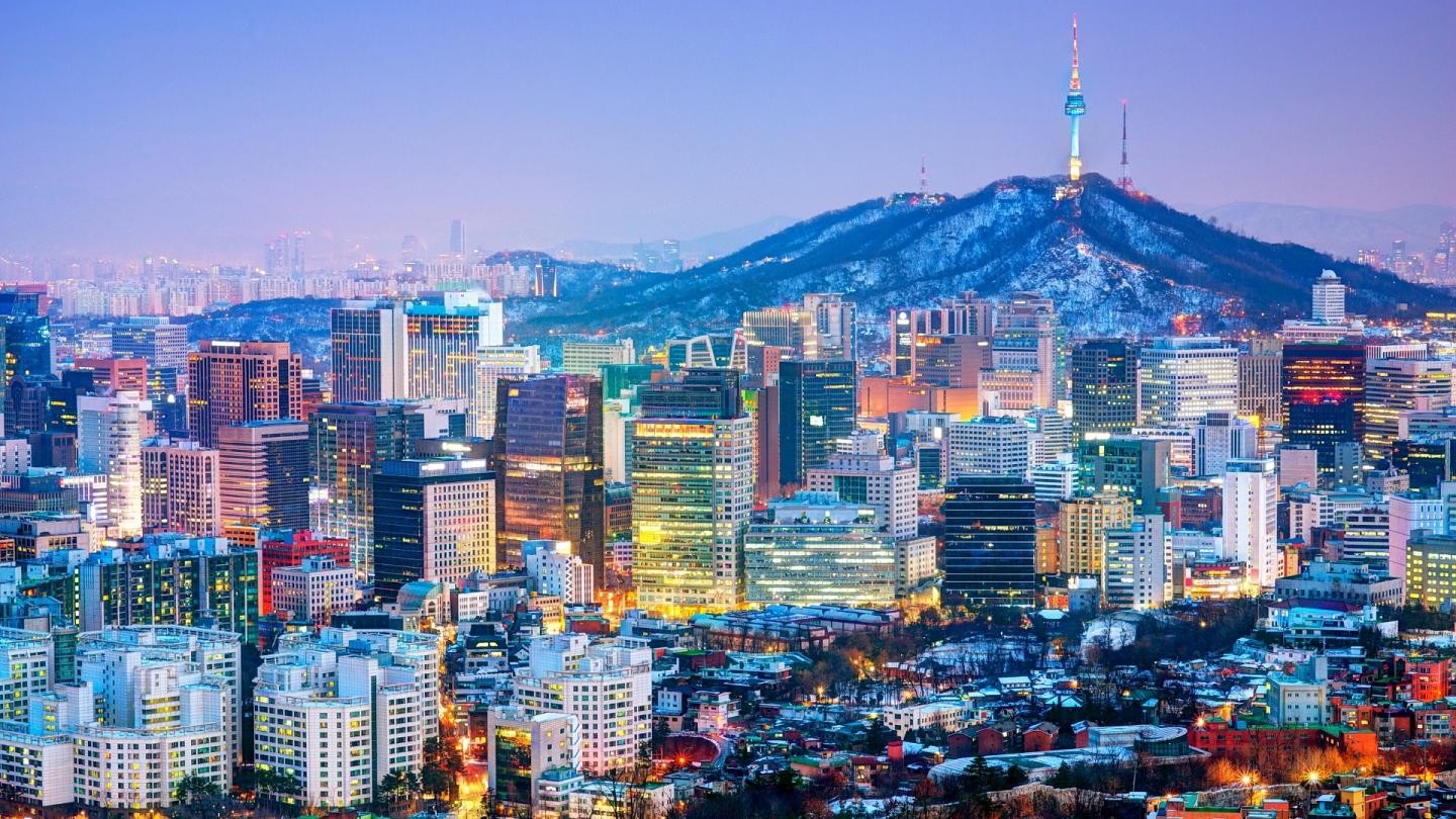 Seoul là điểm đến hấp dẫn của những người yêu công nghiệp giải trí và ẩm thực. Du lịch Seoul sẽ mang đến cho bạn những trải nghiệm du lịch đáng nhớ như ghé thăm Lotte World và điểm vui chơi Spring Summer Fall Winter, hay thưởng thức món Gà Hàn Quốc nổi tiếng tại khu phố Myeongdong. Hãy xem những hình ảnh tuyệt đẹp của Seoul để lên kế hoạch cho chuyến đi sắp tới của bạn.
